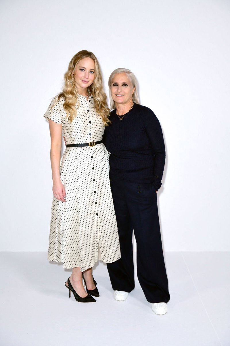 JLawrenceBrsite's tweet image. Jennifer Lawrence e Maria Grazia Chiuri no desfile da Dior, hoje (05) em Paris.