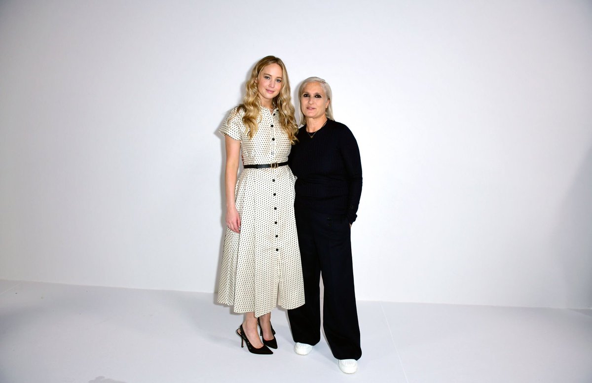 JLawrenceBrsite's tweet image. Jennifer Lawrence e Maria Grazia Chiuri no desfile da Dior, hoje (05) em Paris.