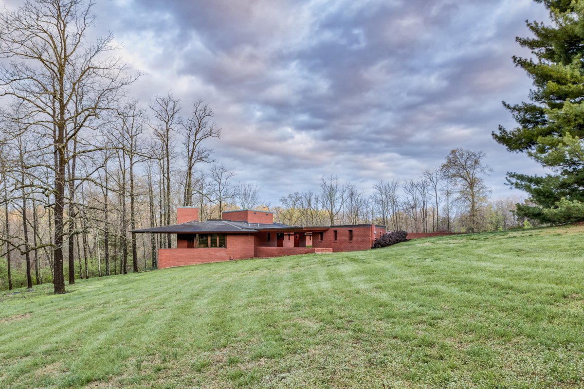#WrightSites: The #FrankLloydWright House in Ebsworth Park Preserve in St. Louis, Missouri (<a href="/STLFrankLloydW/">STL Frank Lloyd Wright</a>) —as with all of Wright properties, the siting of the Kraus House created a harmonious marriage between the built and natural environment.