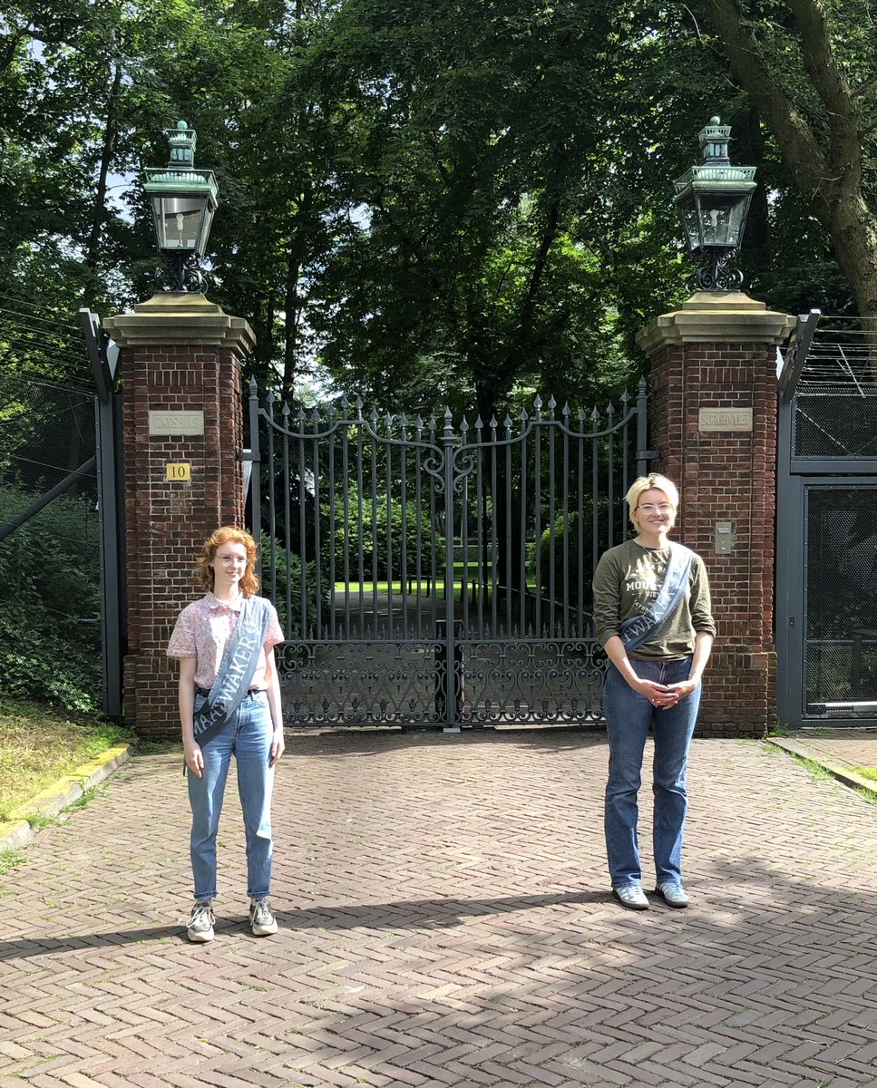 mboforclimate's tweet photo. vandaag hebben Desiré &amp; Anne gewaakt voor het klimaat bij het Catshuis in Den Haag! 💚💥 

@deklimaatwakers #mboforclimate #powertothepeople https://t.co/rHk89uT4oZ