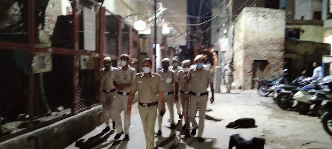 DcpOffice's tweet photo. Foot patrolling and briefing of night patrolling.

#DelhiPolice https://t.co/jkHQMMjQGS