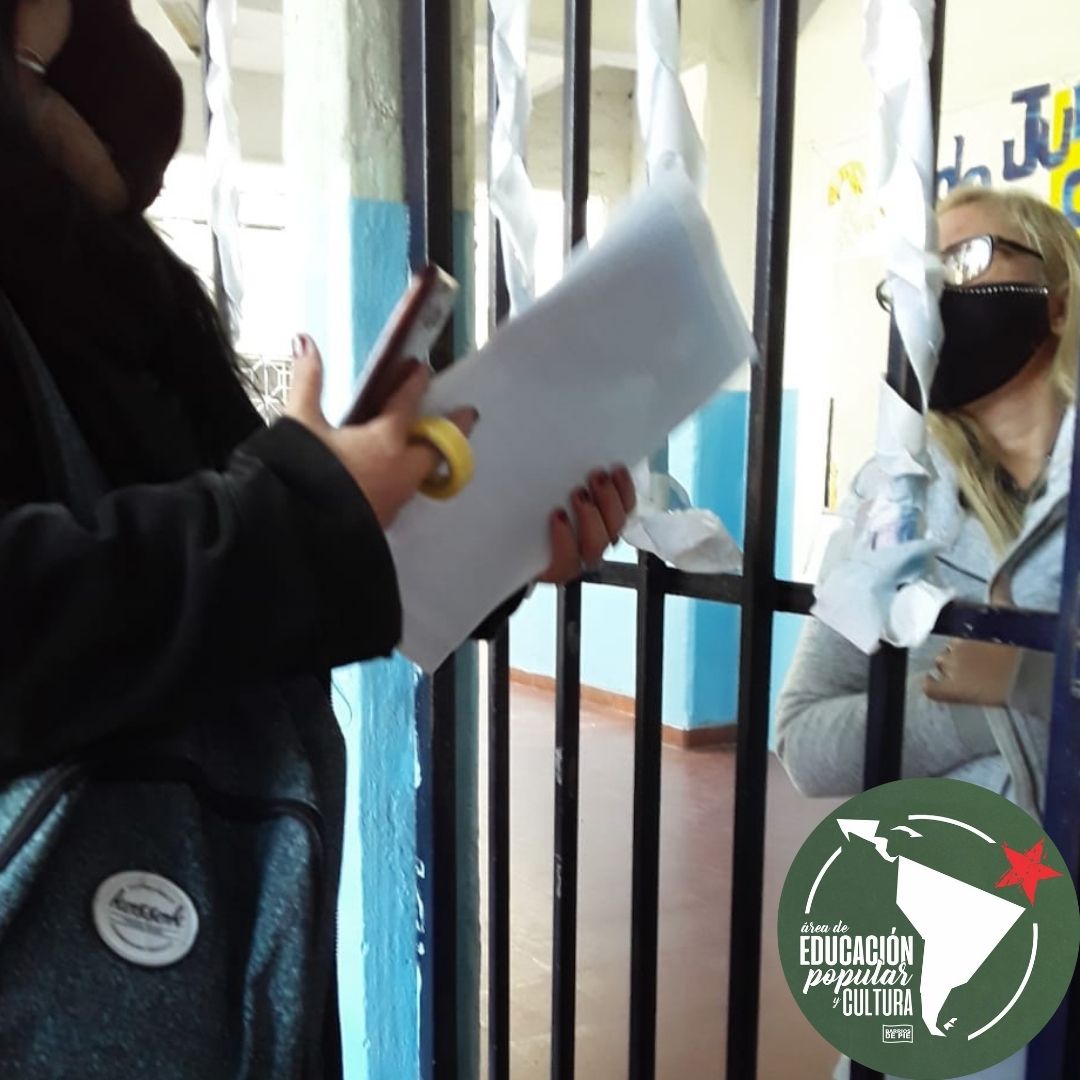 educaciondepie's tweet photo. A través del proyecto de alfabetización digital "Yo si puedo 2.0" compas del área en Hurlingham se han acercado a una de las escuelas del barrio para articular, desde los puntos, el acompañamiento educativo.
#yosipuedo2.0
#arteculturayeducacion
#BarriosDePie https://t.co/WA1dhJyjSI