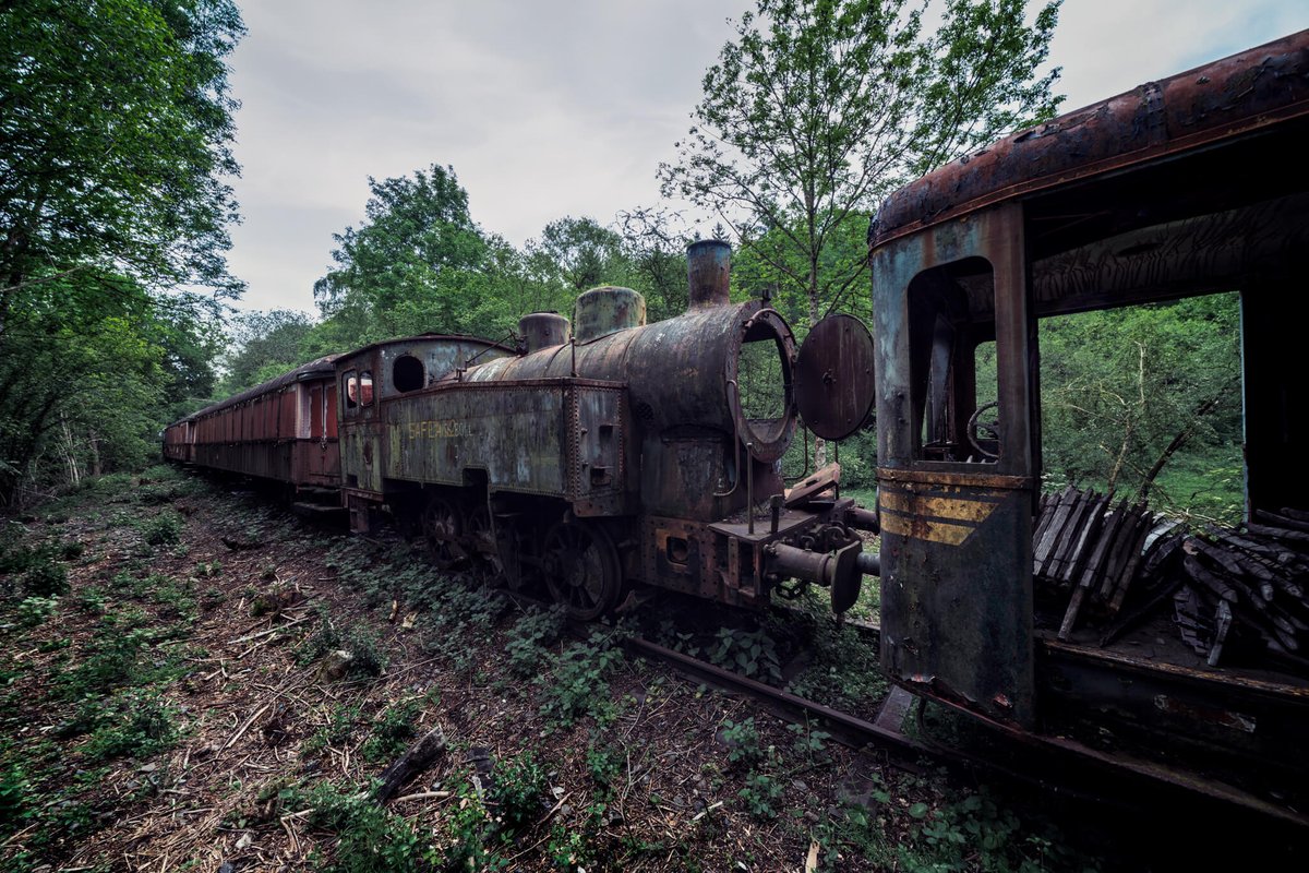 designloos's tweet photo. Een verlaten stoomtrein in België. Bekijk alle foto's op: https://t.co/4gOZ5jPeLj #urbexworld #urbexphotography  #stoomtrein #urbexexploration #urbex #abandoned #decay #nieuws #blog #blogger #Belgie #FYI #steamtrain https://t.co/3uRufNCsxp
