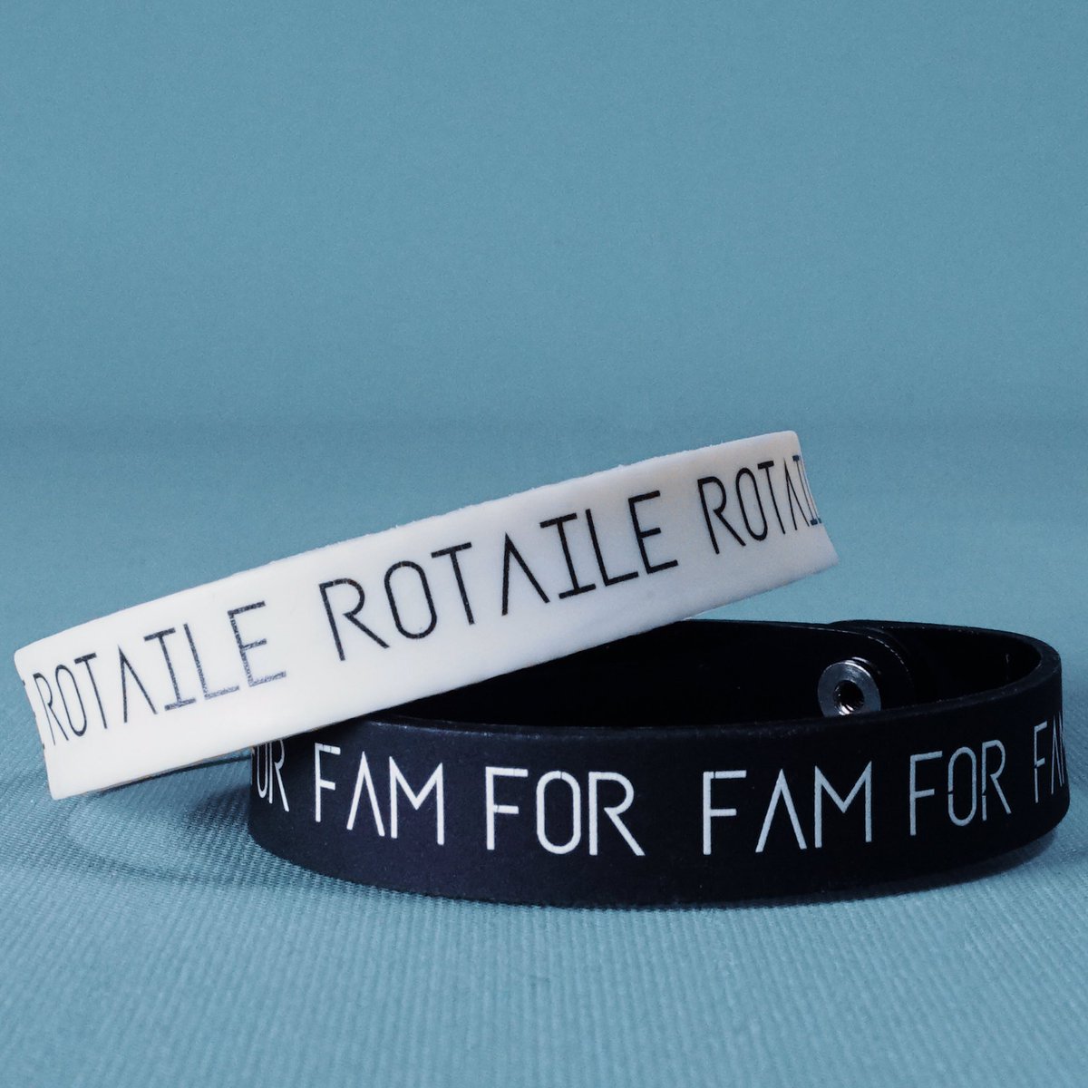 *T-Shirt ve şort ikili set olarak satılmaktadır.
*T-Shirt pamuklu penye, şort ise iki iplik kumaştan üretilmiştir.
*Dijital baskı tekniği kullanılmıştır.
*Oversize tek kalıpta ve Unisextir.
rotaileshop.com