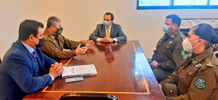 NUBLEONLINE_'s tweet photo. Jefe de la XVI Zona de Carabineros, junto al Prefecto de Ñuble y Comisario de Chillán Viejo visitaron al Alcalde Jorge del Pozo y Director Seguridad Pública Álvaro Rivas, para coordinar gestión preventiva y brindar más seguridad a las familias de la comuna. https://t.co/AhTpwZvTqH