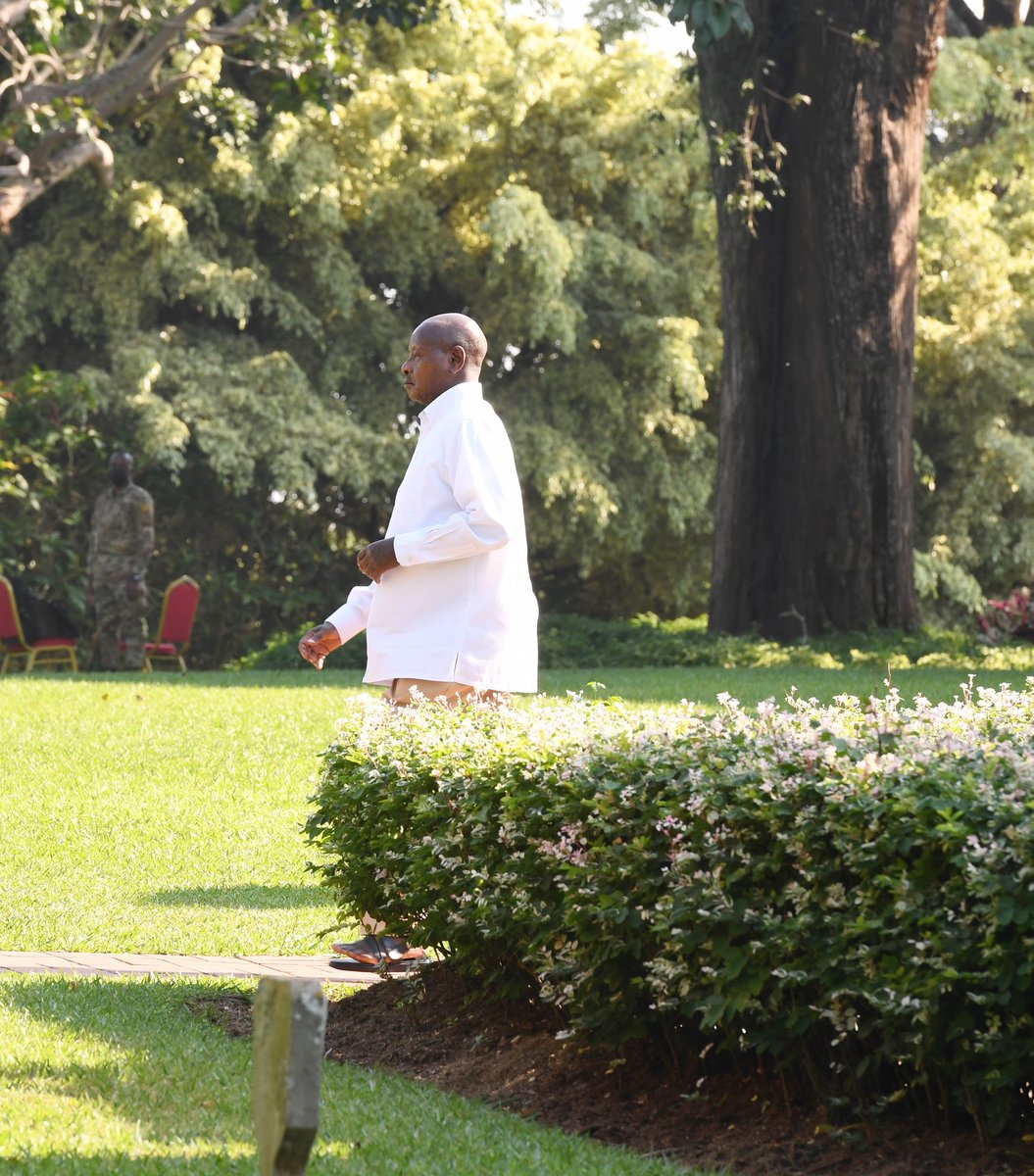 .<a href="/KagutaMuseveni/">Yoweri K Museveni</a> returns to Cabinet after another meeting in- between at State House Entebbe today.  #CabinetUG #Covid19Updates <a href="/KennethOmona/">Dr Kenneth Omona Olusegun</a> <a href="/OfwonoOpondo/">Ofwono Opondo P'Odel</a> <a href="/UgandaMediaCent/">Uganda Media Centre</a>