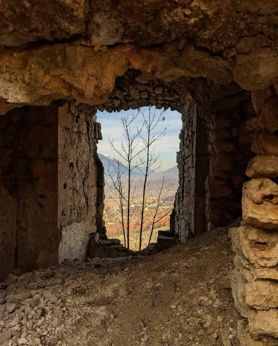 visit_lazio's tweet photo. Nella parte più alta del borgo di #Vicalvi, in provincia di #Frosinone, si trovano i ruderi del Castello longobardo costituito da due torri a tutto campo, circondato da mura altissime.
Per saperne di più https://t.co/3ZfR7w6Edy
📸 adaigonigr
#FaiUnSaltoNelLazio #LazioIsMe https://t.co/aUeSw1wWIQ