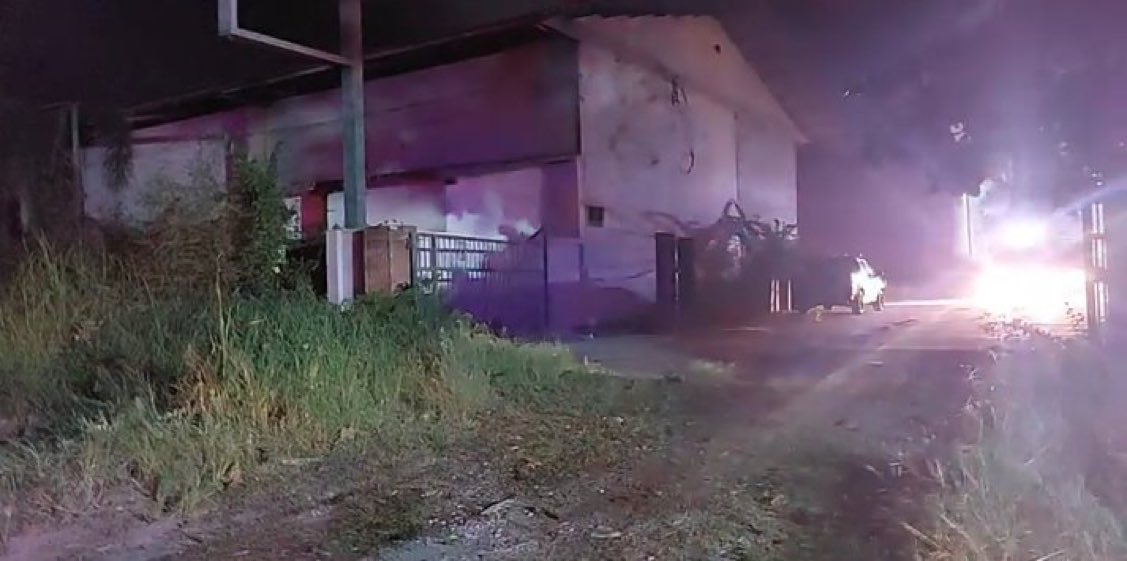 ตอนนี้ที่สระบุรีมีไฟไหม้นะคะ เป็นโกดังเก่า ที่ตำบลพุกร่าง อำเภอพระพุทธบาท เบื้องต้นยังไม่มีผู้ได้รับบาดเจ็บค่ะ

 #ไฟไหม้โรงงานกิ่งแก้ว #ไฟไหม้พระพุทธบาท