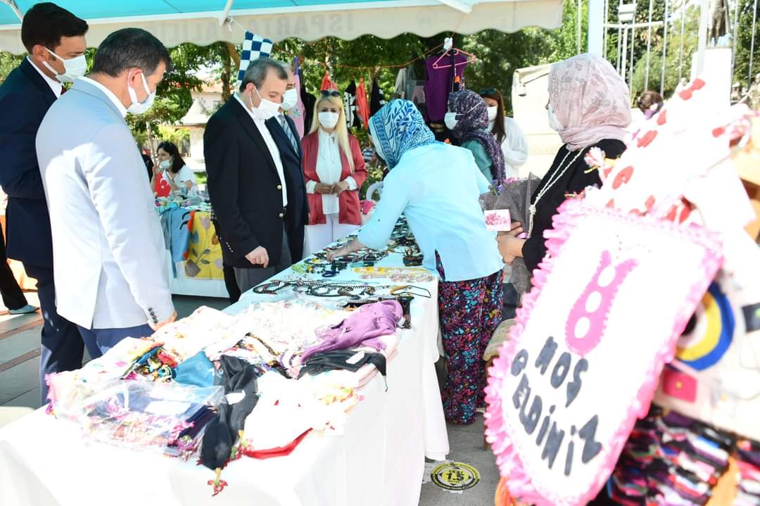 ISPARTAVALILIK's tweet photo. İş-Kur Isparta İl Müdürlüğü, Halk Eğitimi Merkezi ve Kadın ve Demokrasi Derneği Isparta şubesi iş birliği ile kadınların el emeği göz nuru eserlerin satıldığı sergi Isparta Valiliği önünde bulunan 15 Temmuz Cumhuriyet ve Demokrasi Meydanı'nda açıldı.

https://t.co/L7joGFwDcA https://t.co/XChw9kYVEA