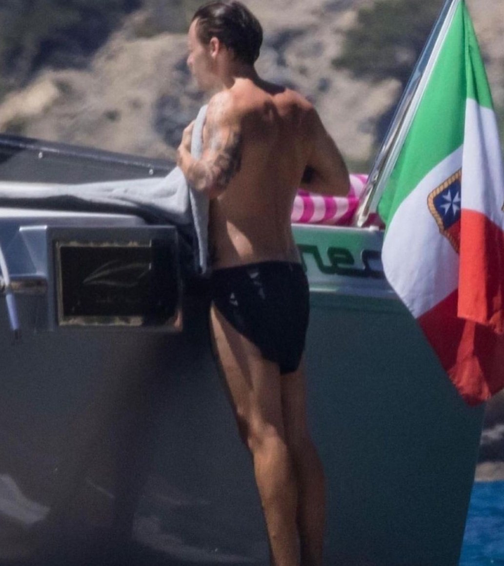 HStylEdward's tweet photo. 📢 Harry hoy en un Yate en TUSCANIA, en Italia//. #HarryStyles #harrylouis #Harry #HarryStyles https://t.co/OFSOjTWNwb