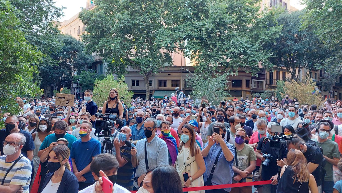 BarcelonaLGTBI's tweet photo. ✊ Ampli suport de la ciutadania, les entitats i les representants de diferents institucions a la concentració de condemna per la mort de Samuel, convocada per @LGTBIcat i @OCL_H #JusticiaperaSamuel https://t.co/zsUKB66ZHK