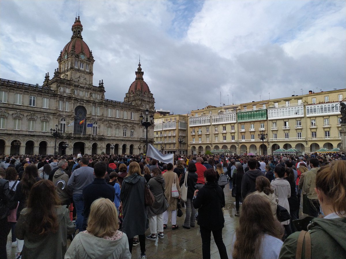 benjaefe's tweet photo. Miles de personas. Ni una sola bandera ni símbolo político. El pueblo de La Coruña ha dado ejemplo. https://t.co/tvNajREeF1