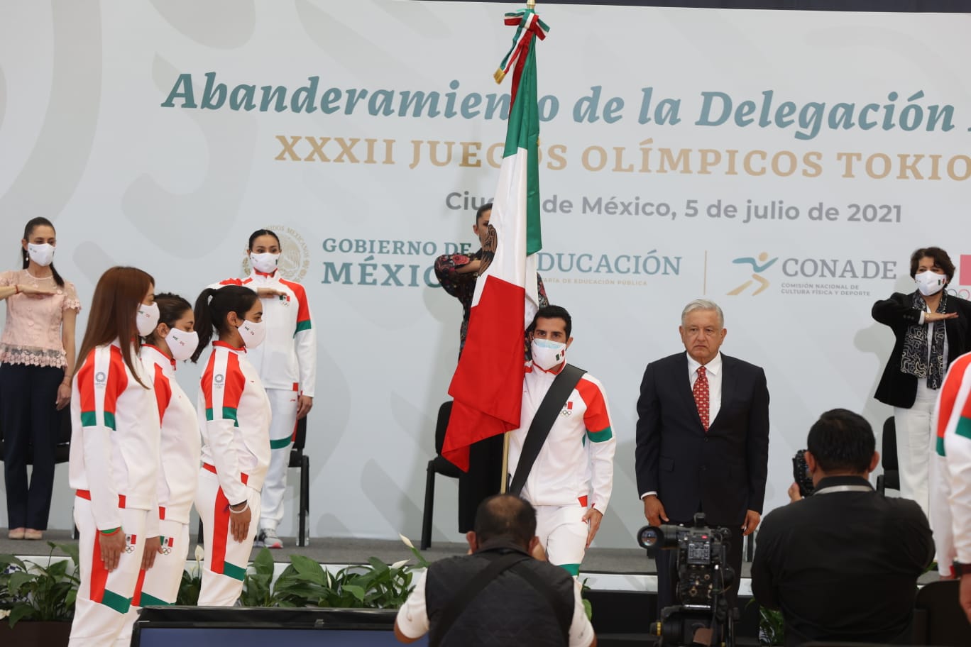 AMLO abandera a la delegación de México que irá a Tokio 2020; se compromete a apoyar a los deportistas