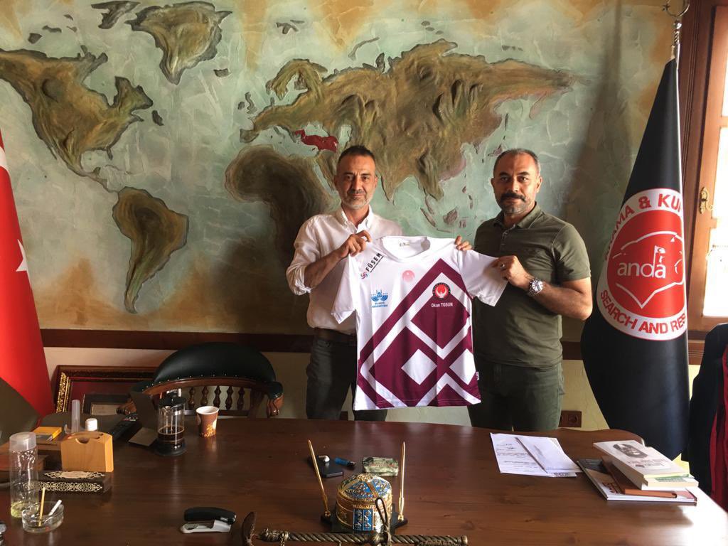 Teknofest-2021 Sürü İHA Takımı Finalisti UÇAN ANDALAR, Anda Derneği Genel Başkanı Sn. Okan Tosun'u ziyaret ederek takım formamızı hediye ettik. 
<a href="/ANDAokantosun/">Okan Tosun</a> 
@ANDAkardesevefa 
<a href="/ElazigBld/">Elazığ Belediyesi🇹🇷</a> 
<a href="/firatresmihesap/">Fırat Üniversitesi</a>