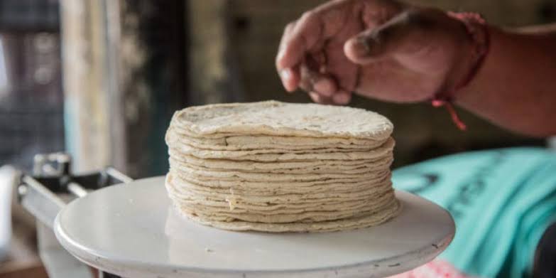 PMentecata's tweet photo. Aumento en el kilo de tortillas el cual a llegado a costar 20 pesos mexicanos, un alimento esencial en cualquier comida mexicana esto se debe a la falta de gas natural pero que es lo que harán nuestros políticos??? https://t.co/B4YneM2pXQ