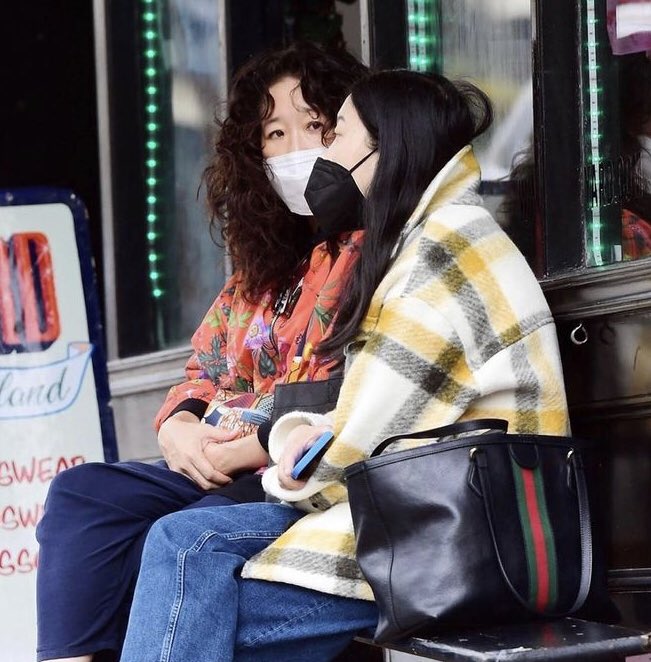 brsandraoh's tweet photo. Sandra Oh e Nora Awkwafina passeando juntas em Londres. https://t.co/0Y4eWfQn7n