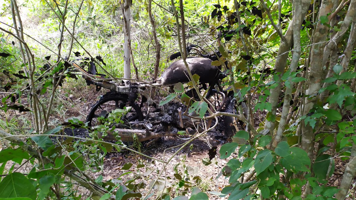 armestonelson's tweet photo. Esta es la huella de la barbarie. Quienes hablan de paz y tranquilidad, hoy quemaron en San Valentín corregimiento de San Sebastián Magdalena la moto de Libardo Villarruel Avendaño campesino de la Colombia Humana para evitar que siga sembrando su alimento.
Él campesino escapó. https://t.co/HXd0XrmBbG