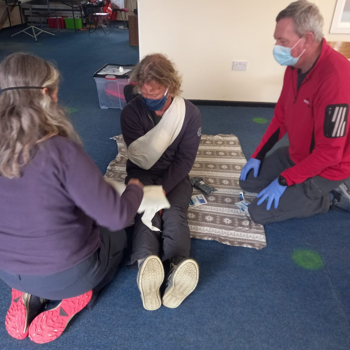 premierfc1's tweet photo. Slings always seem to confuse learners. An elevated Sling is tied behind the back and a lower arm fracture sling is tied behind the neck. Short corner of the sling always placed at the elbow of the injured arm. #slings #rec3 #rescueemergencycare
https://t.co/qFvuCNvqFv https://t.co/hYW0Y9TH2D