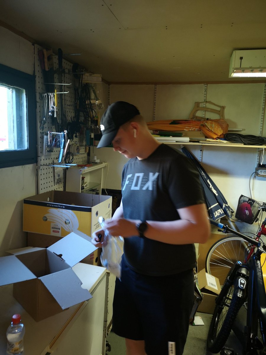 JuhaTenhonen's tweet photo. Pojal oli #NBD eli hää hommas ihelleen #dirtbike #dirt #Dartmoor #Two6PlayerPro. https://t.co/uzOMT8g8ZF