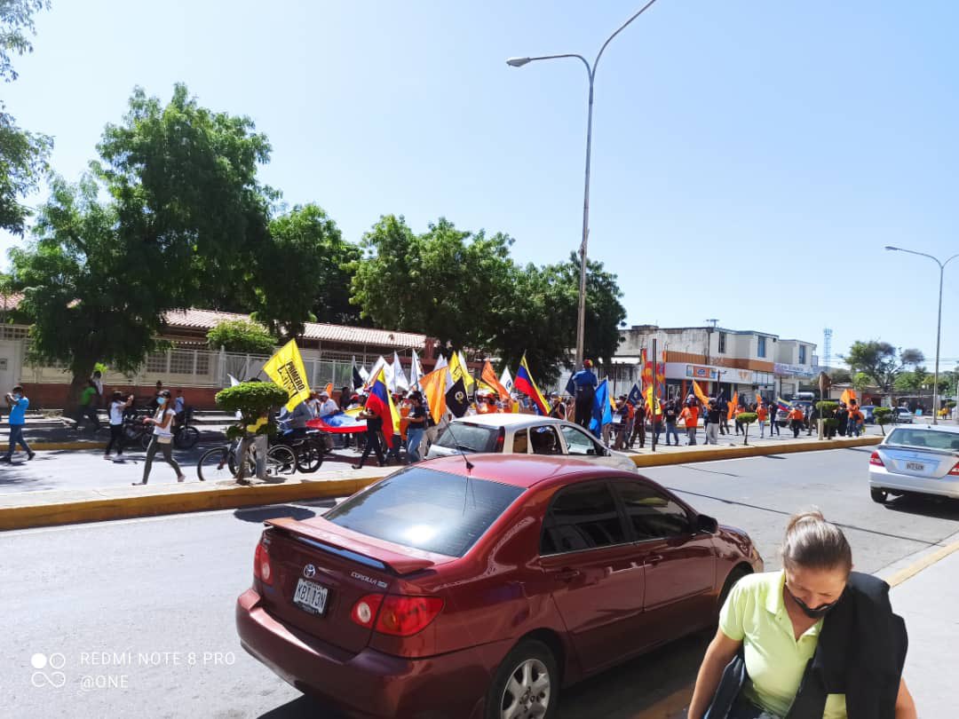 LeocenisPrensa's tweet photo. La demostración del fracaso hoy en todo el país de la convocatoria de Guaido, es que, el Acuerdo Nacional ha sido un slogan para meterle una coba a EE.UU. Guaido no se ha reunido con nadie. Es la misma secta. Ahí tienen el resultado: 300 personas en Plaza Brion.  ¿ Pueden solos? https://t.co/VSDMrvlTkm