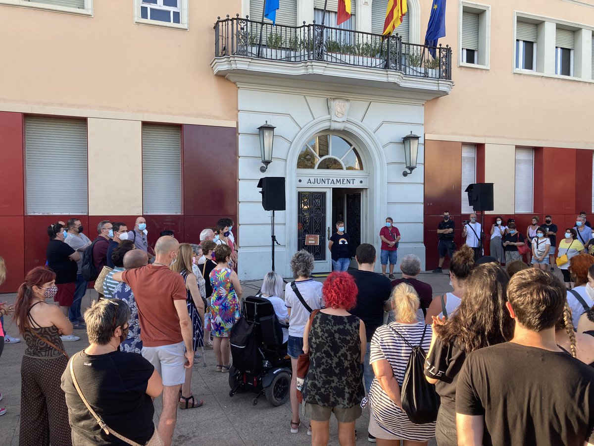 pscsantacoloma's tweet photo. 📸  Presents, amb la @nuriaparlon al capdavant, a la concentració en condemna a l’assasinat del jove corunyenc Samuel #justiciaparasamuel #santacoloma 🏳️‍🌈🌹 https://t.co/WuoTeC0ciQ