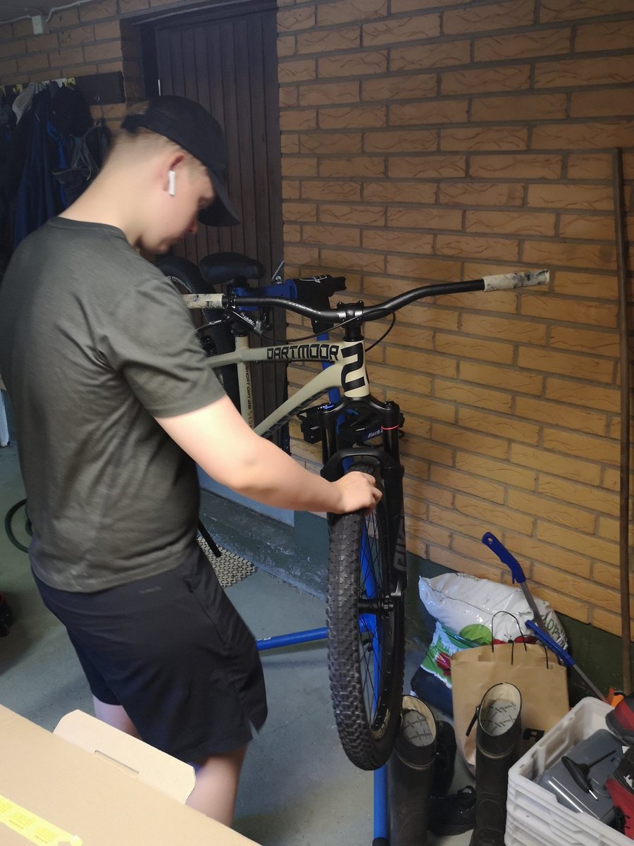JuhaTenhonen's tweet photo. Ku mansikat oli putsattu palattiin talliin eli pojal oli #NBD eli hää hommas ihelleen #dirtbike #dirt #Dartmoor #Two6PlayerPro. https://t.co/tyf8z0FkSG