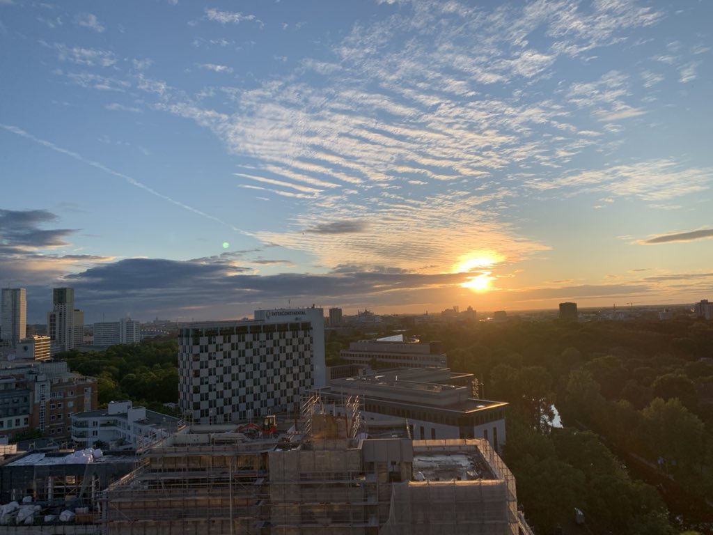 LynnParsonsUK's tweet photo. Thank You to @MmmmmAndre Our Berlin Correspondent on the #EveningShow @magicfm #BerlinSunset πππ¦ https://t.co/Ps37BuonPB