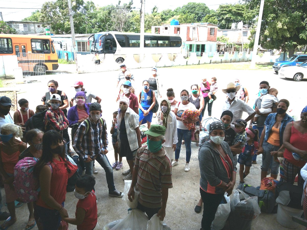 Miembros de la Zona de Defensa de Rosa la Bayamesa de #Bayamo despidieron hoy a evacuados del municipio Cauto Cristo, con el placer de haberles recibido como parte de las acciones preventivas ante el paso de la #TTElsa, estos a su vez agradecieron el trato dedicado y afable.