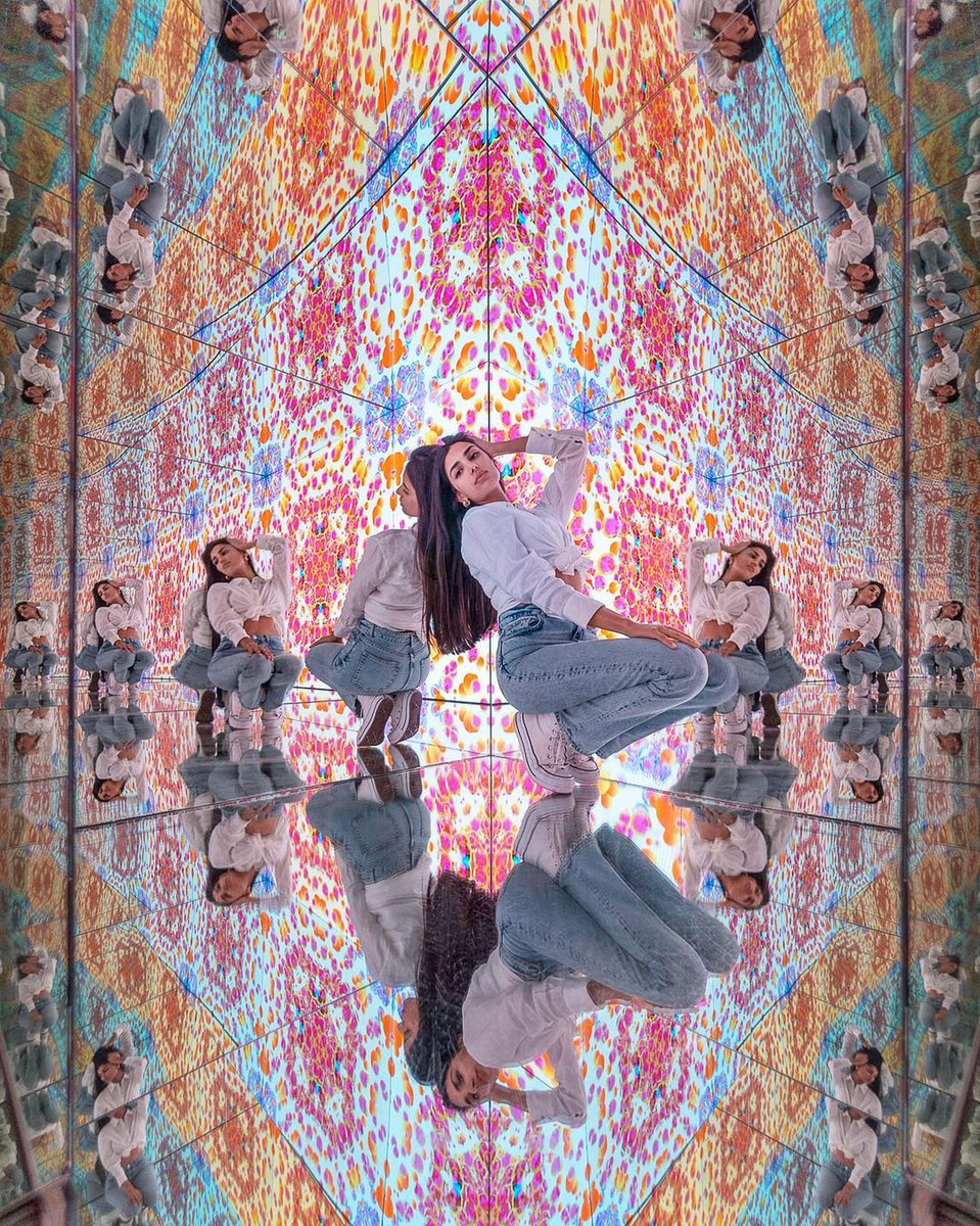 From the moment I was a little kid, I always dreamed away of the endless possibilities of a kaleidoscope.
When i got bigger the dream of the kaleidoscope got bigger but also all the possibilities.
It is so fun to see all the pictures taken in this room and to see people inspired