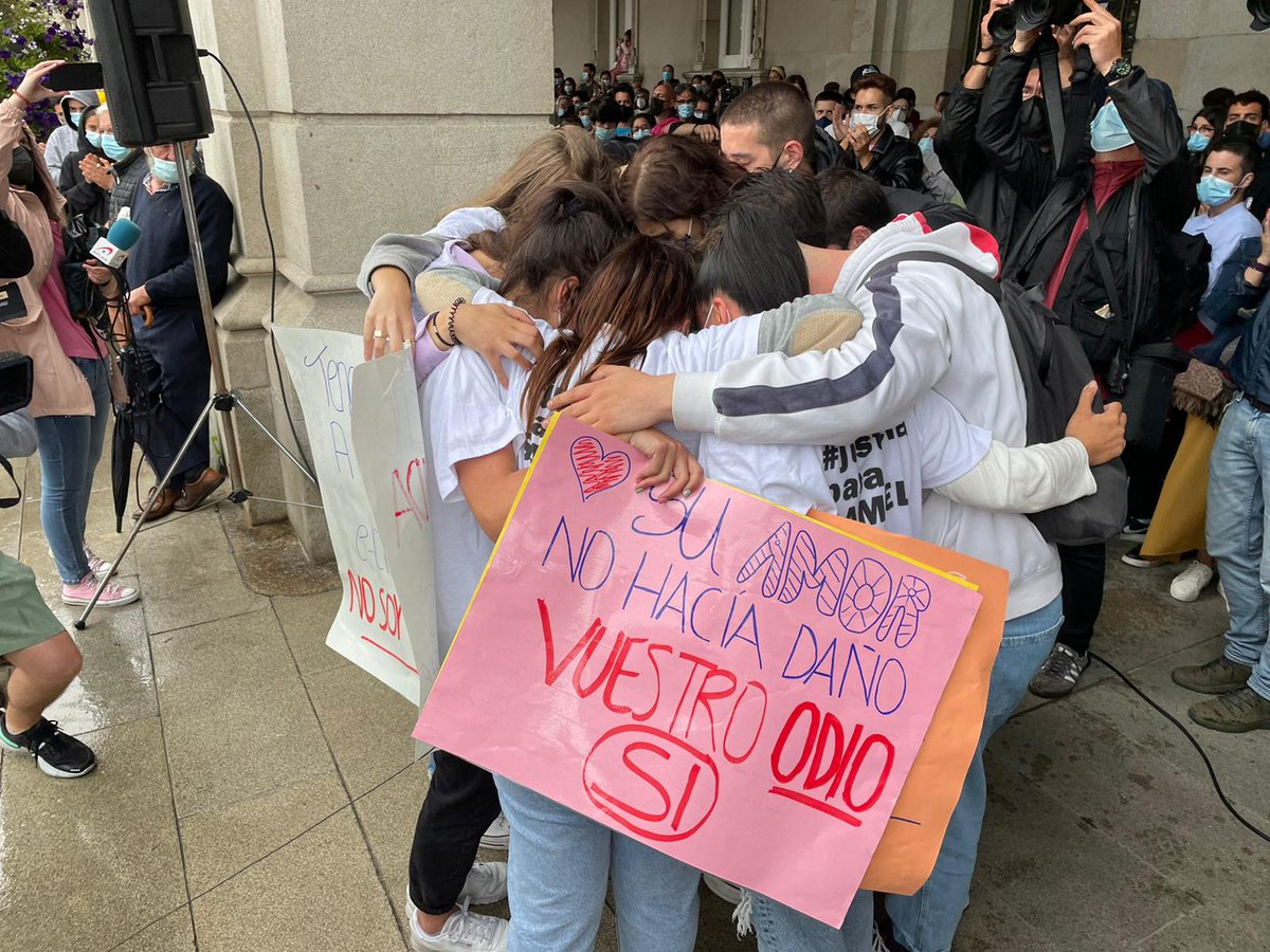 Esta foto me rompe el corazón, el abrazo de los amigos de Samuel exigiendo justicia #JusticiaPorSamuel