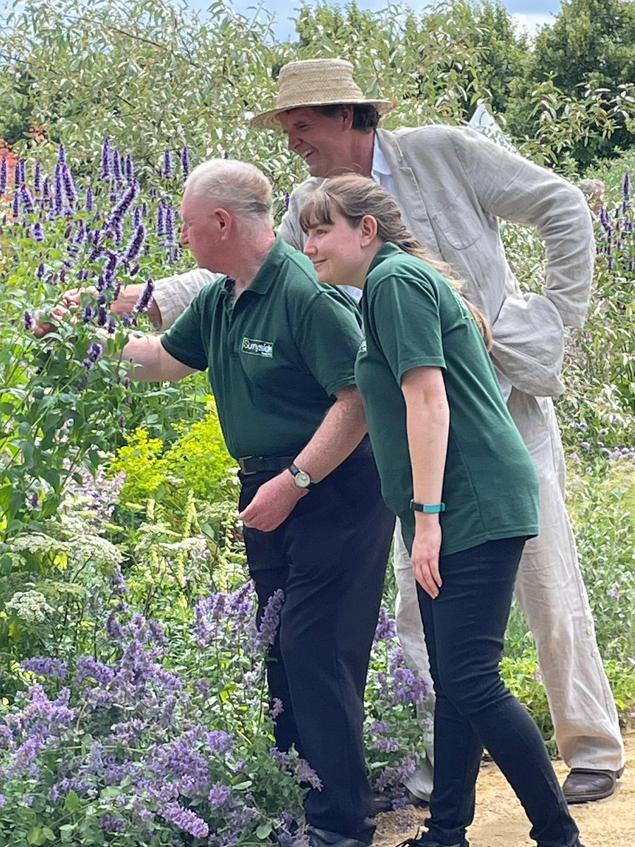 sunnyside_news's tweet photo. Photocall @RHShamptoncourt with Tom Stuart-Smith and his dry garden with Robert, Katie, Gemma and Olivia. What a day! #supportcharity #perennialplants #tomstuartsmith #horticulturaltherapeutics #gardendesign #drygarden #gardendesigner #landscapedesigner https://t.co/ZQEbAwl9zI