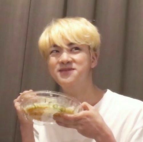 Sazkdlin1's tweet photo. @glassysky20 @elina_an_army @BTS_twt https://t.co/RuV3RAgyDE