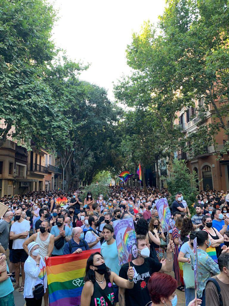 josecuadrado's tweet photo. Señora de @vox_es tomen nota: 

📌Su discurso del odio genera violencia, rechazo y muerte 

Miles de personas LGBTQ+ (y aliadas) desde Barcelona hasta A Coruña pasando por Madrid decimos: ¡Basta!

 #JusticiaPorSamuel https://t.co/dAJOZgF1KC