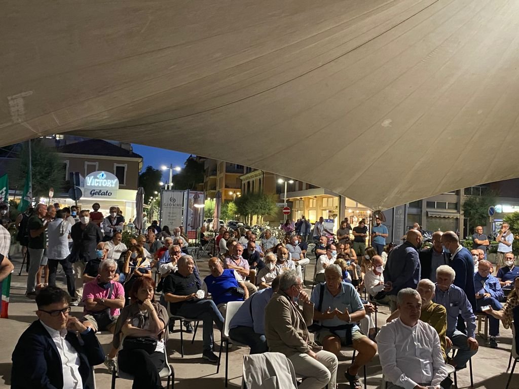 frabattistoni's tweet photo. Un plauso a Stefano Aguzzi, assessore regionale di @forza_italia delle Marche, per l'organizzazione di questo incontro volto a sostenere un settore fortemente penalizzato dalla crisi.
👇🏻 https://t.co/hNS9iGiUxd