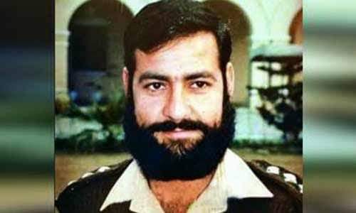 voiceofmusalman's tweet photo. The Brave Son of a brave father!
"Capt. karnal sher khan" Who sacrified his life for the magnificence of Pakistan..🇵🇰💓
Salute u Sir!!
#5JulyBlackDay 
#Kargil https://t.co/JpNiotHm7R
