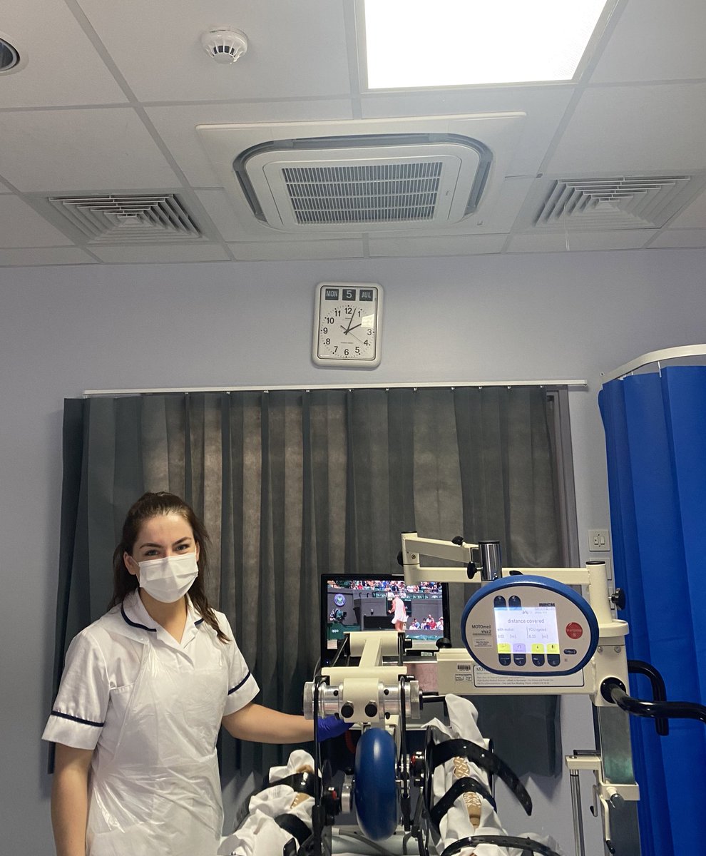 First proper time using the Moto-med with a patient on ICU today, learning from the best☺️<a href="/shauna_hanrahan/">Shauna Hanrahan</a>. Also loved that the patient was watching tennis and jamming to music at the same time😍 #physiotherapy