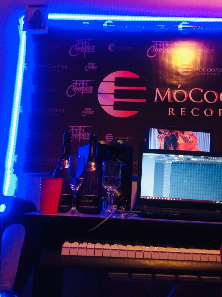 FifiCooperFans's tweet photo. Listen up!!!

#NetSo  https://t.co/62hT997AOQ

Latest single #Motlogeleng🧡 is out on all digital stores 🚀🔥
https://t.co/bFR1hrciq5

MòCooper Records https://t.co/xnBmC3vVkx