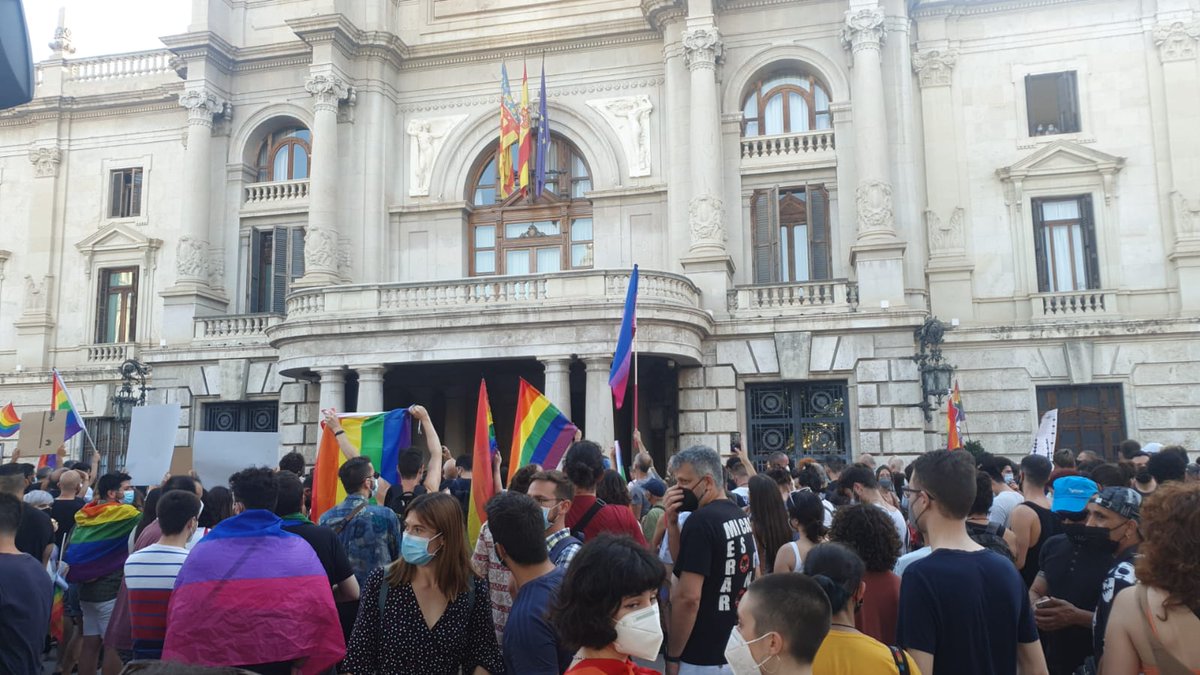 peldret_'s tweet photo. Esta vesprada Valéncia a demanat #JusticiaPerASamuel

‼️CAP AGRESSIÓ SENSE RESPOSTA‼️

✊Ni un pas arrere en les lleis LGTBI+ 🏳️‍🌈🏳️‍⚧️

@ValenciaLGTB

#XusticiaParaSamuel 

#JusticiaParaSamuel

#OrgullDeSerValencià

#PELDRET https://t.co/M9sI8UAZkW