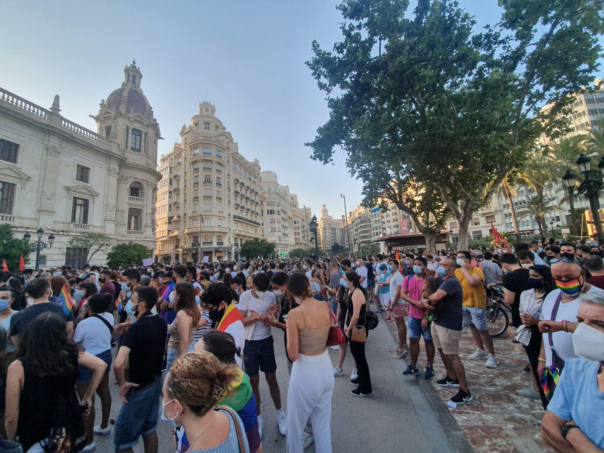 peldret_'s tweet photo. Esta vesprada Valéncia a demanat #JusticiaPerASamuel

‼️CAP AGRESSIÓ SENSE RESPOSTA‼️

✊Ni un pas arrere en les lleis LGTBI+ 🏳️‍🌈🏳️‍⚧️

@ValenciaLGTB

#XusticiaParaSamuel 

#JusticiaParaSamuel

#OrgullDeSerValencià

#PELDRET https://t.co/M9sI8UAZkW