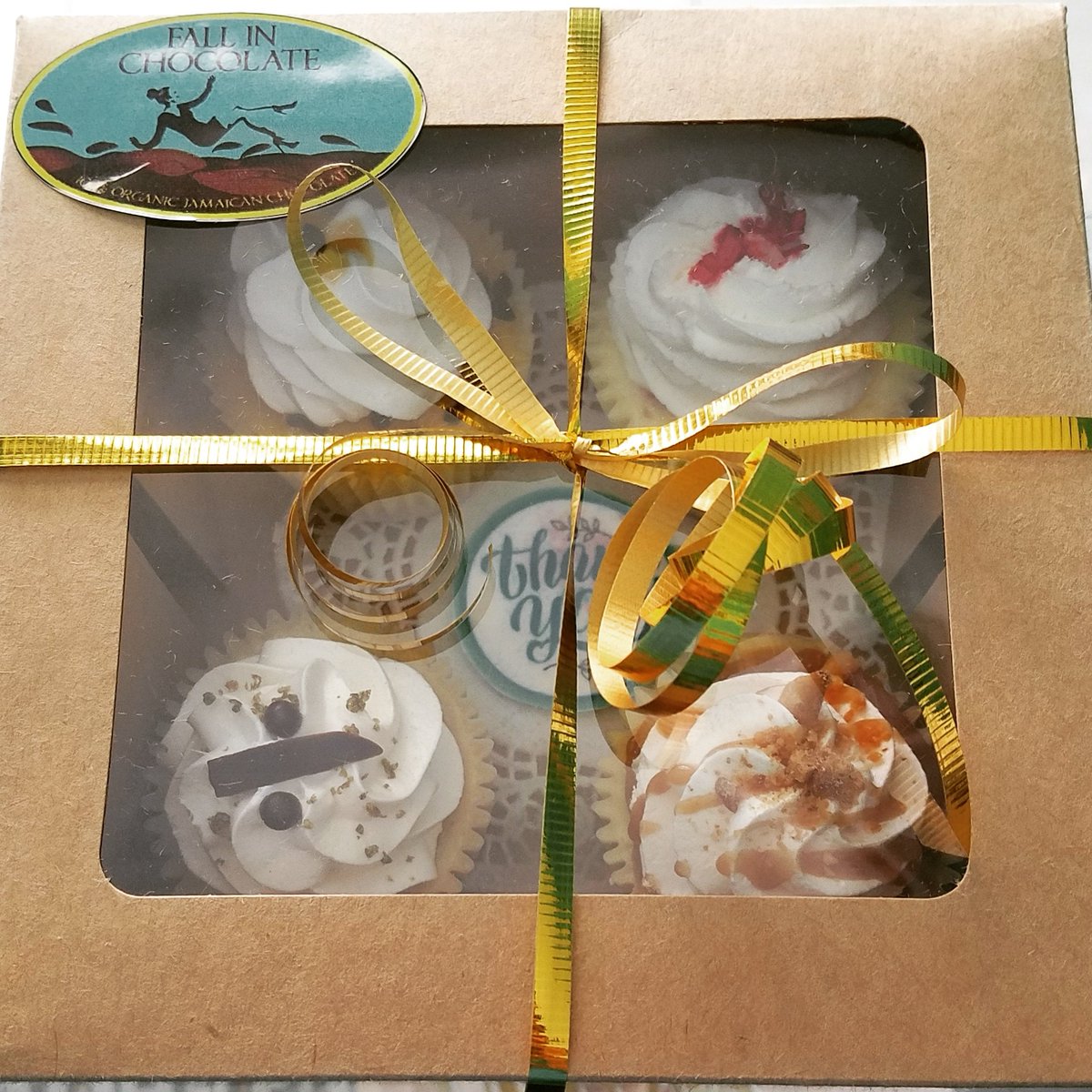 fallinchocolat2's tweet photo. Sometimes it only takes a little token to say "Thank you". Stop by and customize a gift box to brighten someone's day😊🌻🎁 #giftboxes #gratitude #makesomeonesmile #justbecause #fallinchocolate https://t.co/UWHuspIeXv