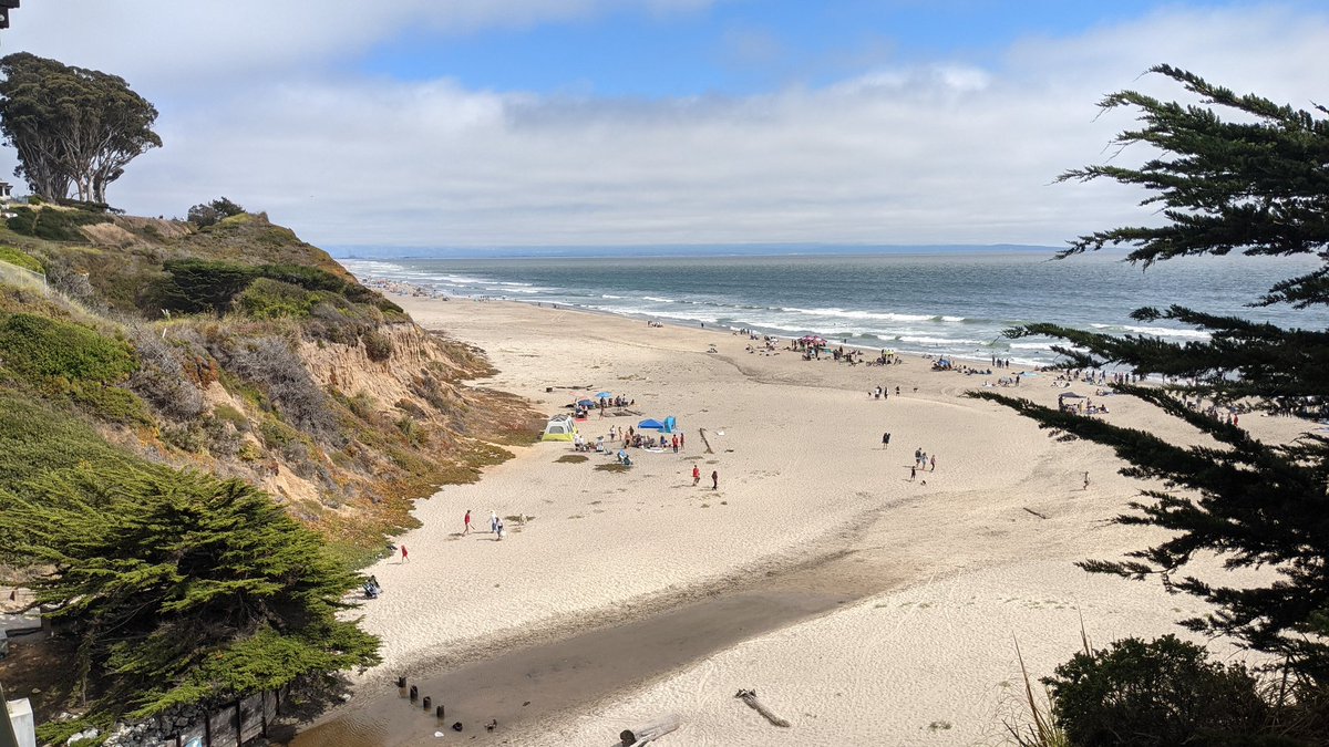 techsupportgf's tweet image. Fun sand castle day with friendos; we got yelled at by a drunk white lady 🤘🤘🤘