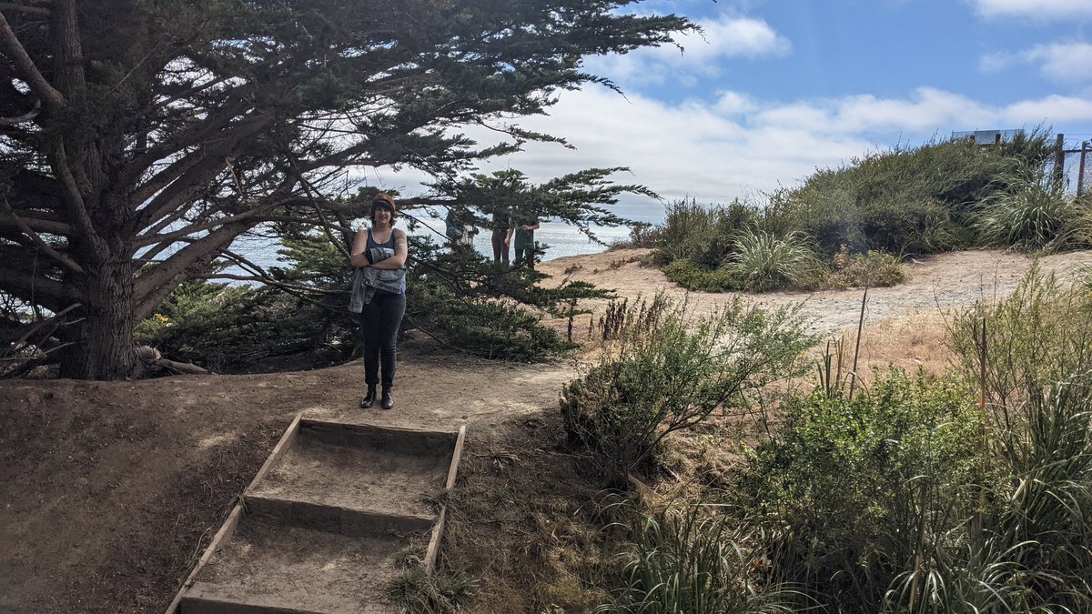 techsupportgf's tweet image. Fun sand castle day with friendos; we got yelled at by a drunk white lady 🤘🤘🤘