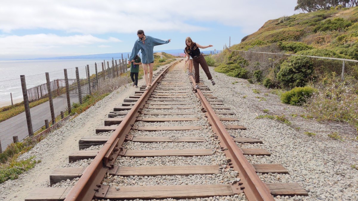 techsupportgf's tweet image. Fun sand castle day with friendos; we got yelled at by a drunk white lady 🤘🤘🤘