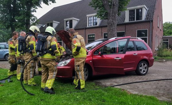 Nu op ON! &gt; #Brandweer #Moergestel blust brandje onder motorkap. &lt; Klik en lees!.
