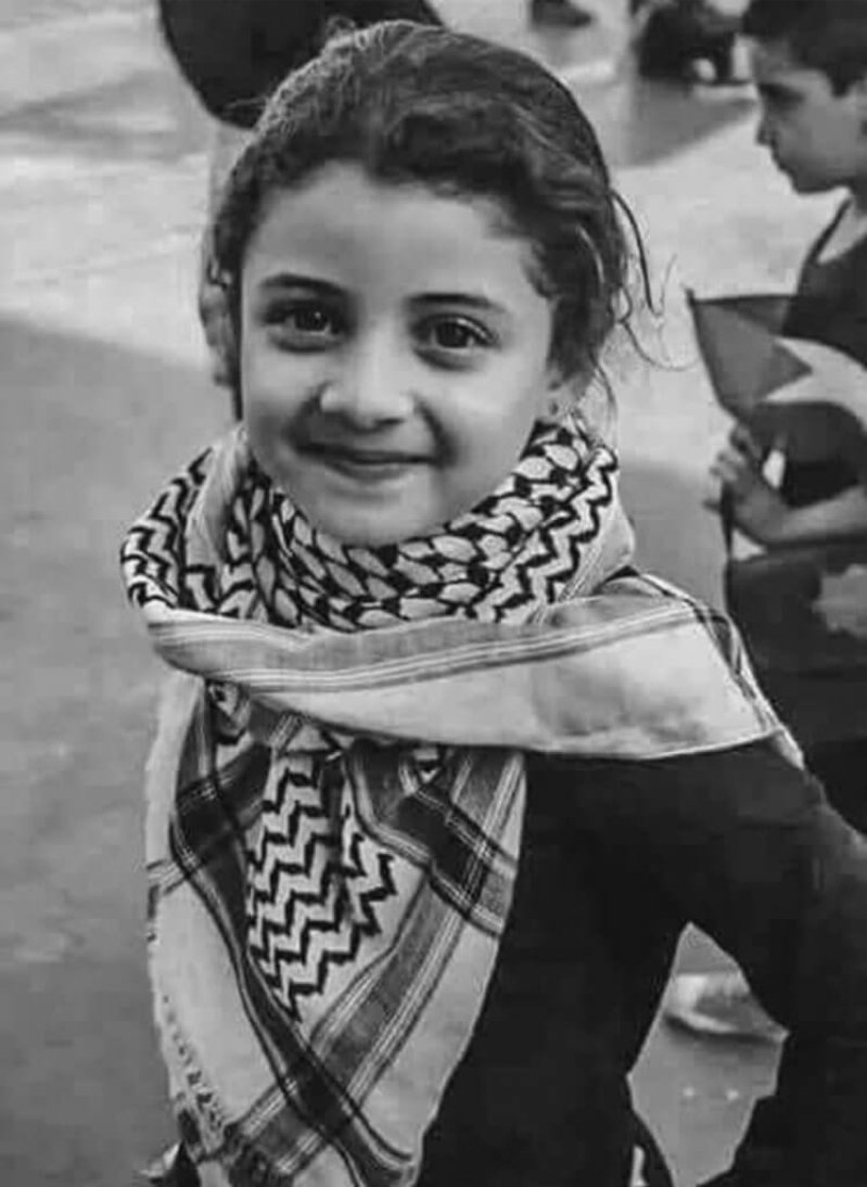 Sevgili YA DA Okurları,
Geceye bir şiir bırakalım mı?😊
Ne de güzel söylemiş Filistinli şair ve yazar Mahmud Derviş:
"Kendi savaşının içindeyken bile
Başkalarını düşün"
Başkalarını düşünmeyi unutmadığımız günlere uyanalım... İyi geceler🌛
Şiirin tamamı👇
yadadergi.com/sanat-bir-foto…