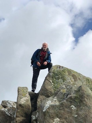 Gareth Pierce yn ei gynefin ychydig wythnosau yn ôl - bydd colled mawr ar ei ôl! Diolch i <a href="/BMCCymru/">BMC Cymru</a> am y deyrnged. Mae ein meddyliau gyda Lynwen, ei weddw a gweddill ei deulu.
