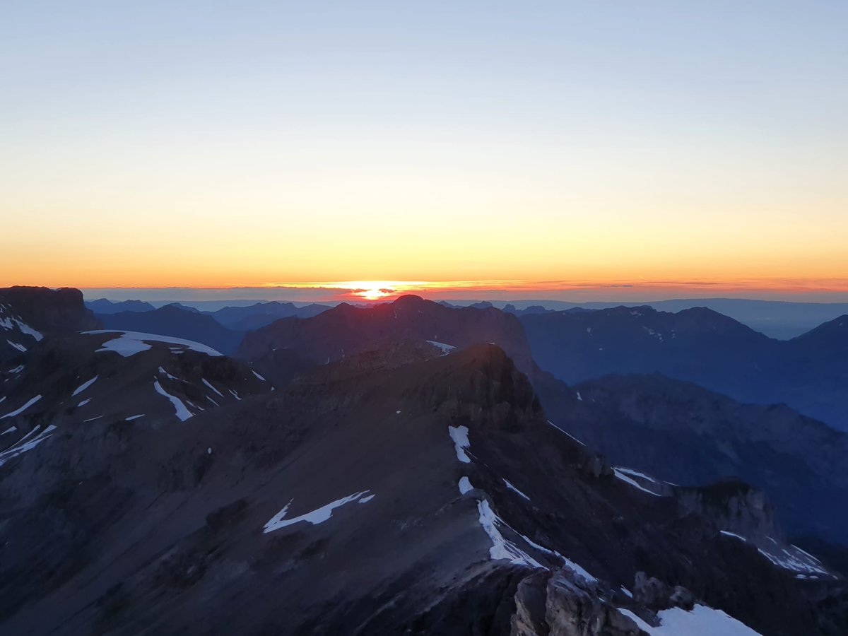 bluemlisalph's tweet photo. Die Belohnung nach einem steilen Aufstieg in die Blüemlisalphütte! https://t.co/4kcPaOi9VE