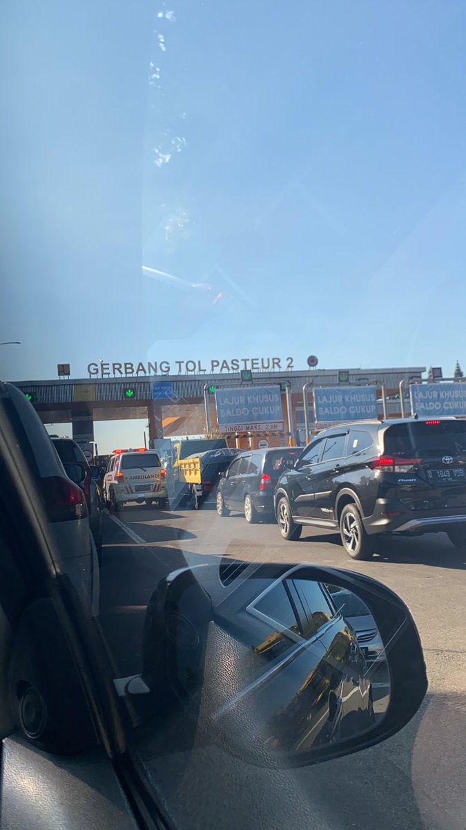 Stuck udh 30 menit di pintu tol Pasteur, ada apa ya ?