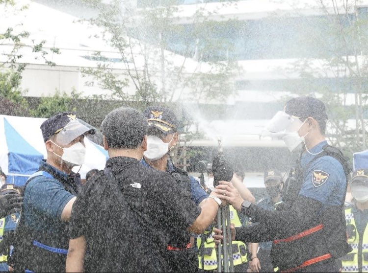 JINSUK_85's tweet photo. 옛날 파업엔 공권력투입이
젤 걱정됐다
배타고 헬기타고 포탄처럼 쏟아지던
국가폭력
끌려가고 구속되고
파업은 짓밟혔다
지금은 공권력보다 정규직들의
비난이 더 두렵다
능력도 안되는 것들이 공으로
먹으려 한다
억울하면 시험쳐서 들어와라
저들도 차별에 분노하던 시절이
있었는데.
사진:신유아 https://t.co/tokQDOGJ6n