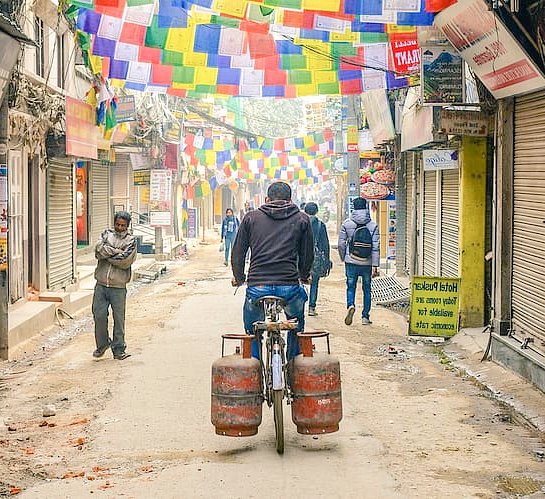 UjjwalBikram's tweet photo. एउटा खाना कमाउन अर्को खाना पचाउन।
एउटा भोक को लागि अर्को सोख को लागि।
दुर्भाग्य परिश्रम गर्ने ले अरु सवारीसाधन को र प्रहरी को हेपाई बेहोर्नु पर्छ।सोच परिवर्तन गरौं पाइला पाइलामा भेदभाव छ। https://t.co/bBoiwAn4g5